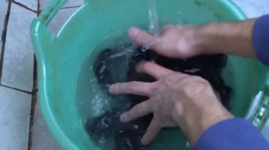 Closeup çorap havzasında el yıkama. mens personel, çorap yıkama. Yalnız ve mutsuz men kavramı