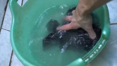 Closeup çorap havzasında el yıkama. mens personel, çorap yıkama. Yalnız ve mutsuz men kavramı