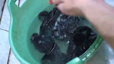 Closeup çorap havzasında el yıkama. mens personel, çorap yıkama. Yalnız ve mutsuz men kavramı