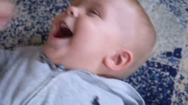 gülerek ve gülümseyerek bebek çocuk portresi yakın çekim