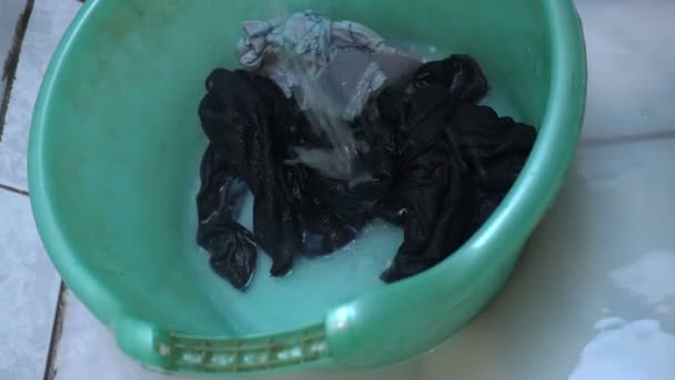 Closeup sok in bekken met de hand wassen. de handen van de mens, sokken wassen. concept van eenzame mannen — Stockvideo