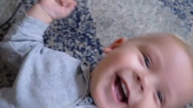 gülerek ve gülümseyerek bebek çocuk portresi yakın çekim