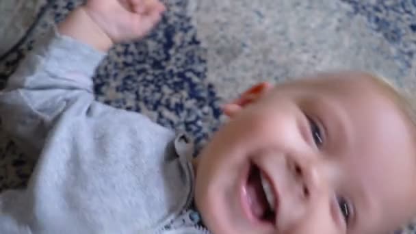 Ritratto di un bambino ridente e sorridente da vicino — Video Stock