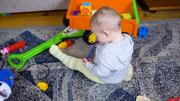Bebé niño juega en la habitación — Vídeos de Stock