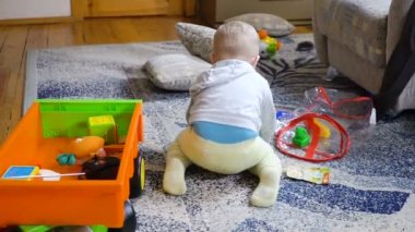 Odaya erkek bebek çalış