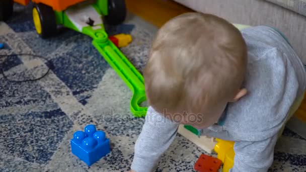 Baby boy plays in the room — Stock Video