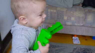 Odaya erkek bebek çalış