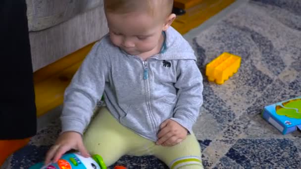 Bebé niño juega en la habitación — Vídeos de Stock