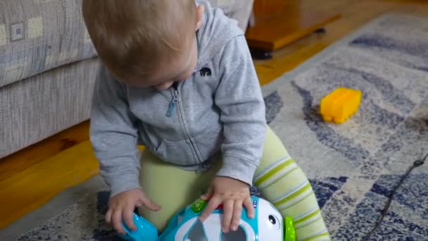 Odaya erkek bebek çalış — Stok video