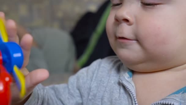 Baby pojke leker i rummet närbild — Stockvideo