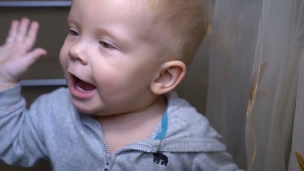 Portret roześmiany i uśmiechający się baby boy — Wideo stockowe