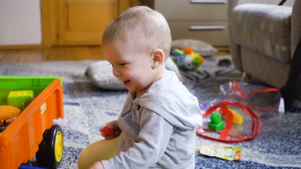 Baby pojke leker i rummet — Stockvideo