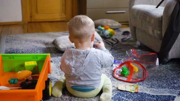 Bebé niño juega en la habitación — Vídeos de Stock