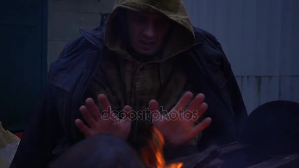 Daklozen in de voorkant close-up van een brand, — Stockvideo