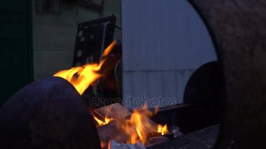 bir ateşin önünde evsiz adam portresi yakın çekim