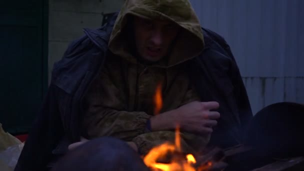 Portret bezdomnego przed ogniem, z bliska — Wideo stockowe