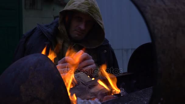 Ritratto di senzatetto davanti a un fuoco, primo piano — Video Stock