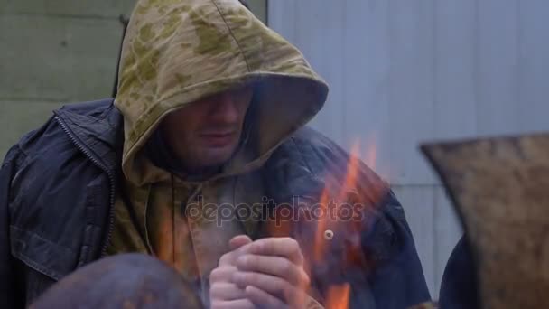 Szomorú hajléktalanok által a tűz Vértes — Stock videók