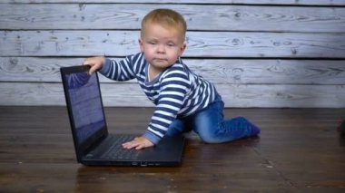 güzel bir yaşındaki bir çocuğa bir dizüstü bilgisayar ile oynanır. iş comcept