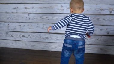 bir yaşındaki çocuk dans odasında. Ağır çekim