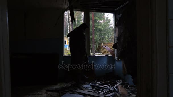 Seul homeles cherche quelque chose dans le bâtiment abandonné — Video