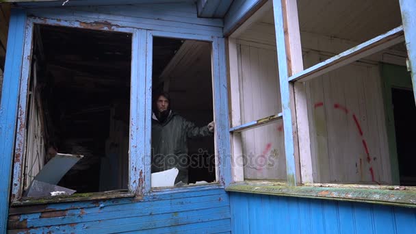 Θλιβερή άστεγος άντρας κοιτάζει έξω από το παράθυρο — Αρχείο Βίντεο