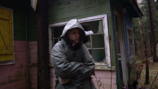Замерзає бездомний біля зруйнованої будівлі — стокове відео