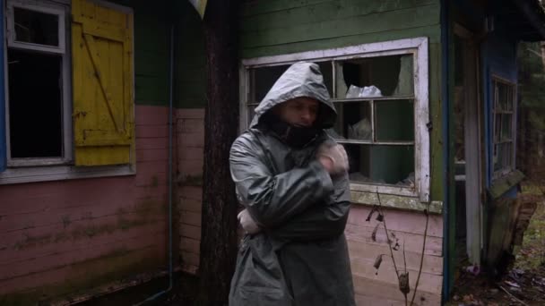 Se congela sin hogar cerca del edificio en ruinas — Vídeos de Stock