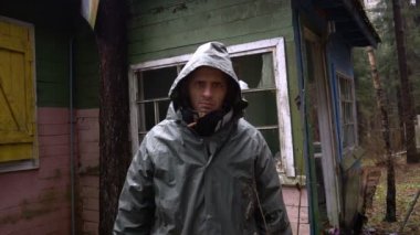 üzgün evsiz adam kameraya benziyor