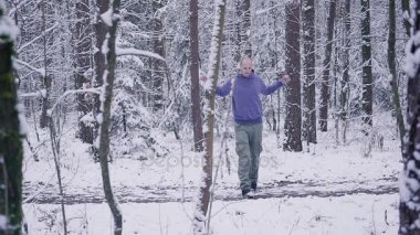 erkek atlet Kış ormanda ısınıyor. İlham ve motivasyon kavramı açık havada.