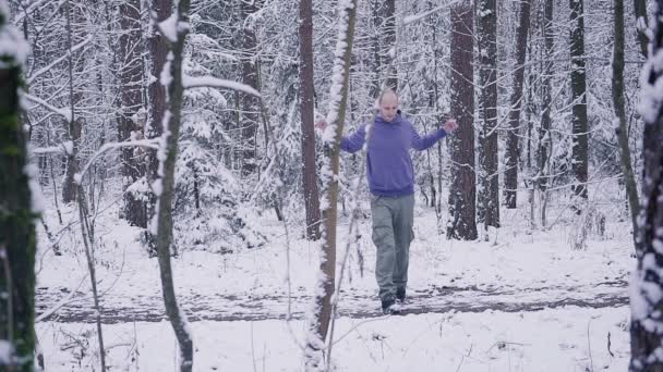 Férfi sportoló bemelegítés a téli erdő. Inspiráció és a motiváció fogalmát a szabadban. — Stock videók
