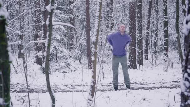 Atleta masculino calentándose en el bosque de invierno. Concepto de inspiración y motivación al aire libre . — Vídeos de Stock