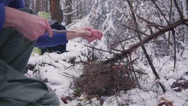 Salsichas de fritura na fogueira na floresta de inverno — Vídeo de Stock