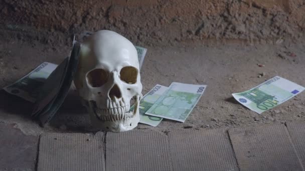 Money greed concept with human skull, skull and falling money. — Stock Video