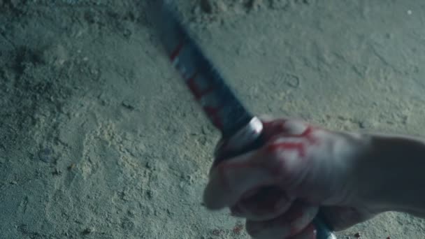 Vrah maniak s nožem. Krvavá ruka. zabíjení koncept — Stock video