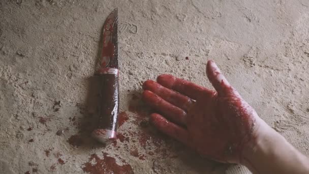 Cadere mano con un coltello e del sangue. concetto di uccisione — Video Stock