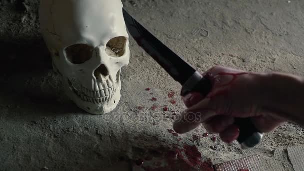 Maniaque tueur avec un couteau sur le fond du crâne. Bloody Hand. concept de meurtre — Video