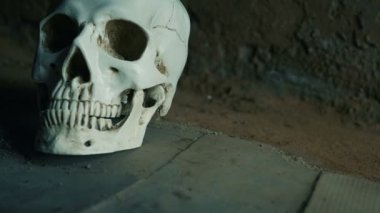 bir eroin kokain enjeksiyon kafatası sonra arka planı kan Püskürtme aşağı düşen şırınga