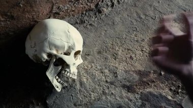 Kavramı, el sigara kafatasının arka plan üzerinde ölmekte olan bir kişinin sigara öldürür