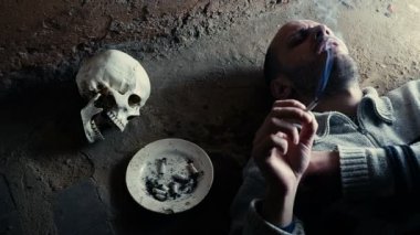 Sigara öldürür kavramı, bir kafatası bir arka plan üzerine bir sigara adam portresi