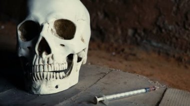 bir eroin kokain enjeksiyon kafatası sonra arka planı kan Püskürtme aşağı düşen şırınga