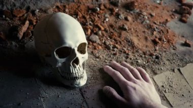 ölü bir kadının günlüğü kafatası yavaş hareket çerçevede bir şırınga düşen el