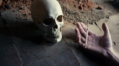 ölü bir kadının günlüğü kafatası yavaş hareket çerçevede bir şırınga düşen el