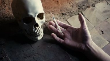 ölü bir kadının günlüğü kafatası yavaş hareket çerçevede bir şırınga düşen el