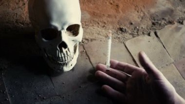 ölü bir kadının günlüğü kafatası yavaş hareket çerçevede bir şırınga düşen el