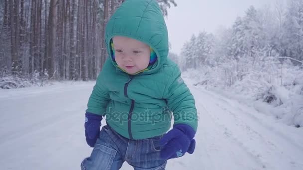 Allegro ragazzo di un anno nella foresta invernale. creato con gimbal — Video Stock