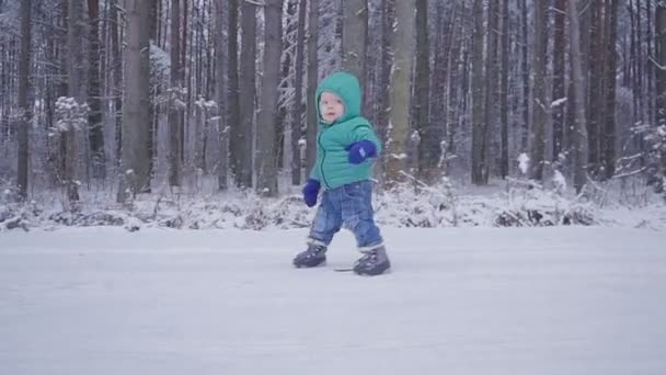 Alegre niño de un año en el bosque de invierno. creado con gimbal — Vídeo de stock