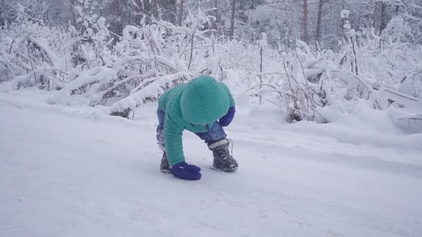 Vrolijke eenjarige jongen in het bos van de winter. gemaakt met gimbal — Stockvideo