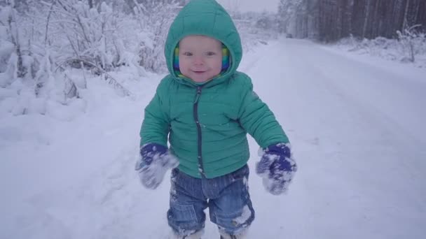 Allegro ragazzo di un anno nella foresta invernale. creato con gimbal — Video Stock