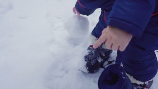 Mutter und Sohn spielen mit Schnee. Hände aus nächster Nähe — Stockvideo